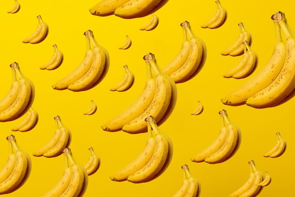 bananas num fundo amarelo