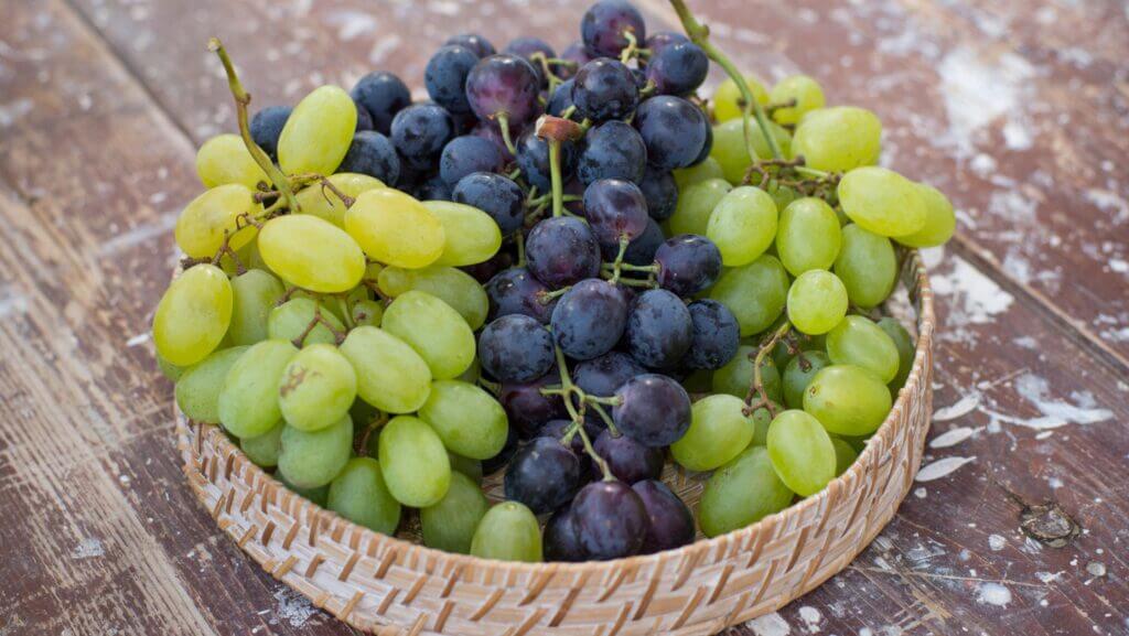 foto de três cachos de uvas verdes e normal