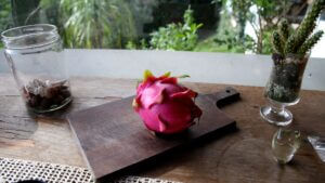 pitaya sob a tábua de madeira