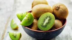 foto de kiwis dentro de um pote